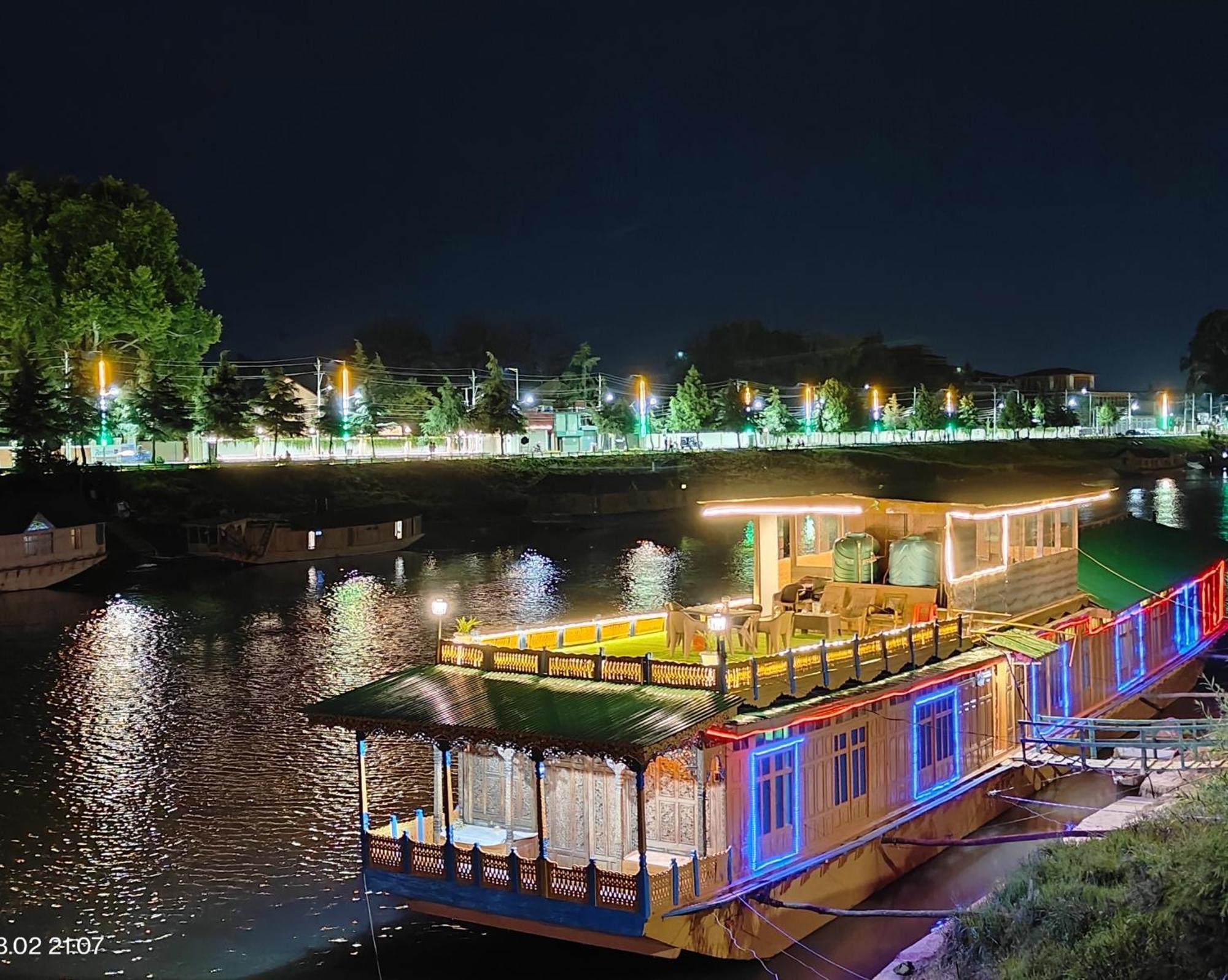 Houseboat Karima Palace Srinagar  Exterior photo