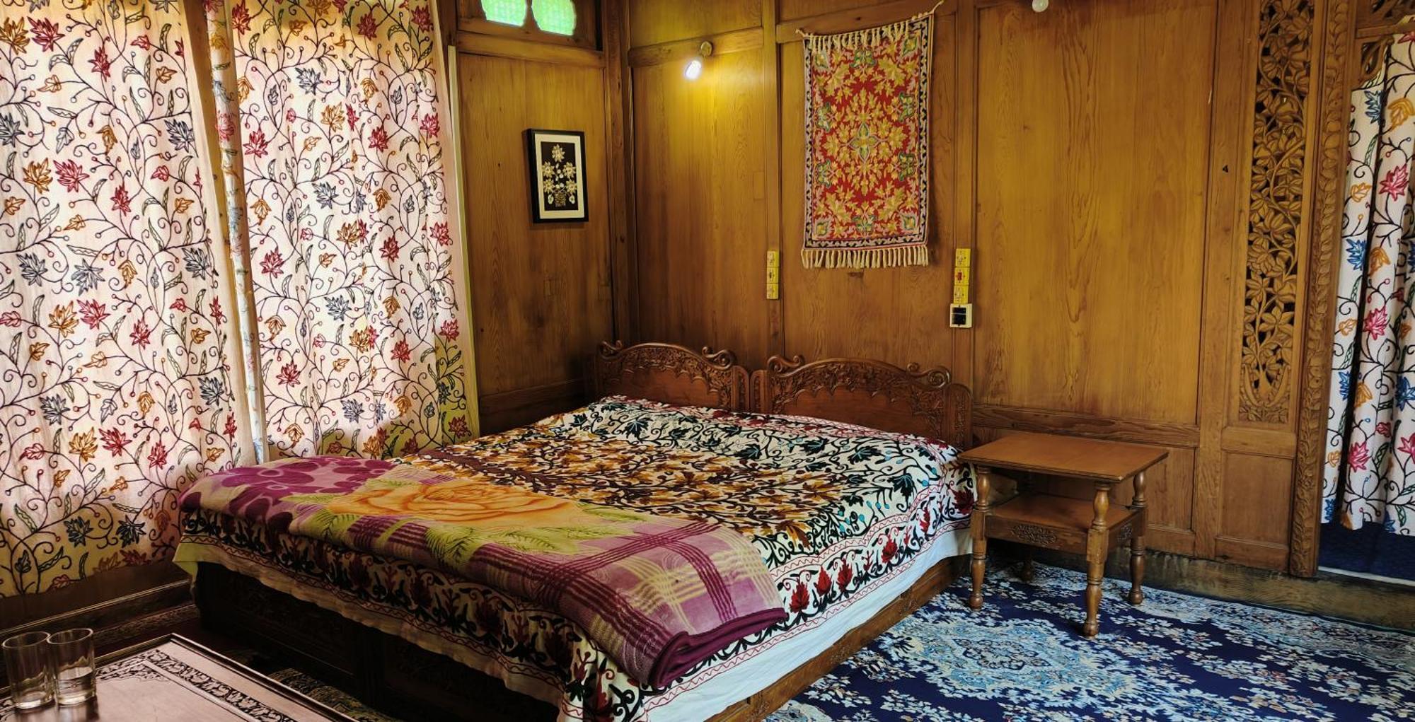 Houseboat Karima Palace Srinagar  Exterior photo