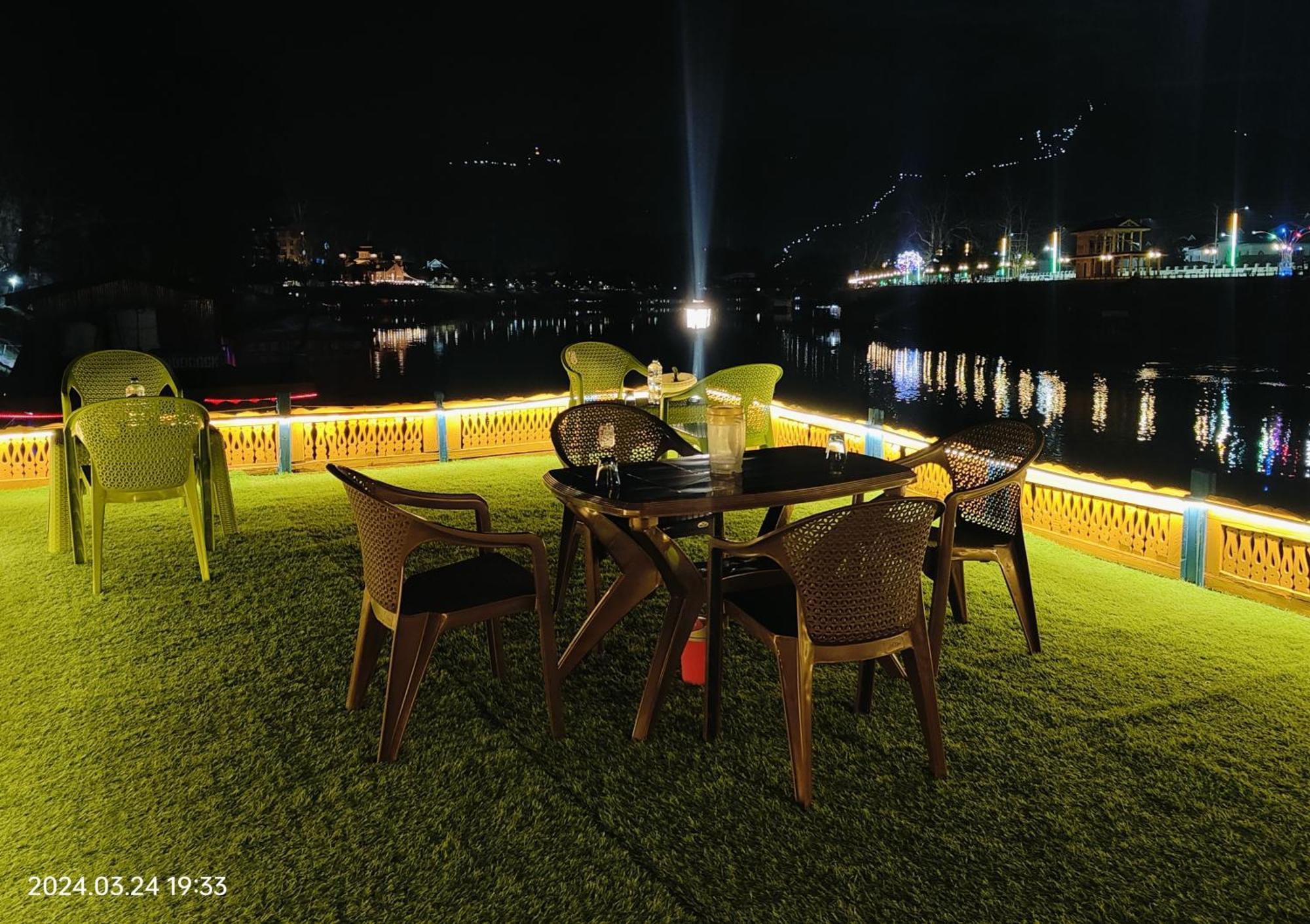 Houseboat Karima Palace Srinagar  Exterior photo