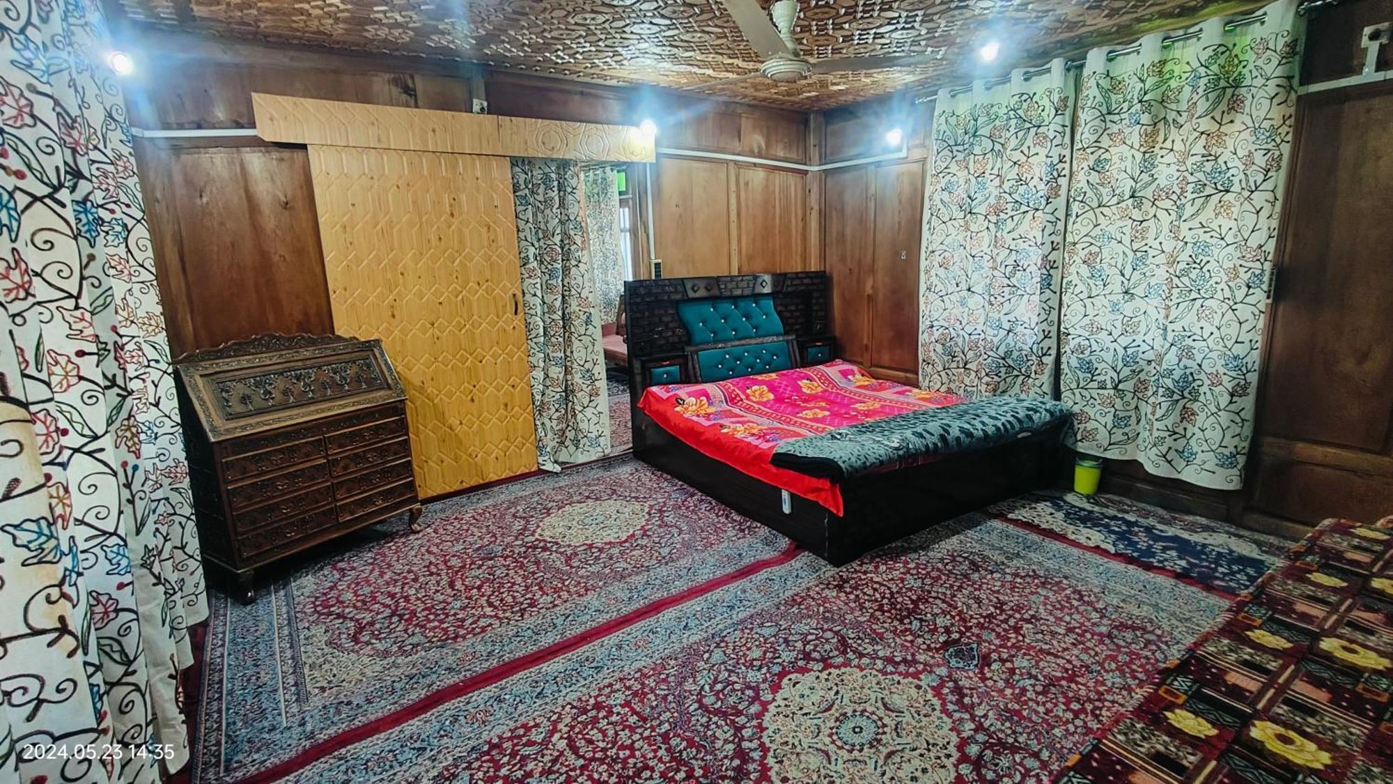 Houseboat Karima Palace Srinagar  Exterior photo