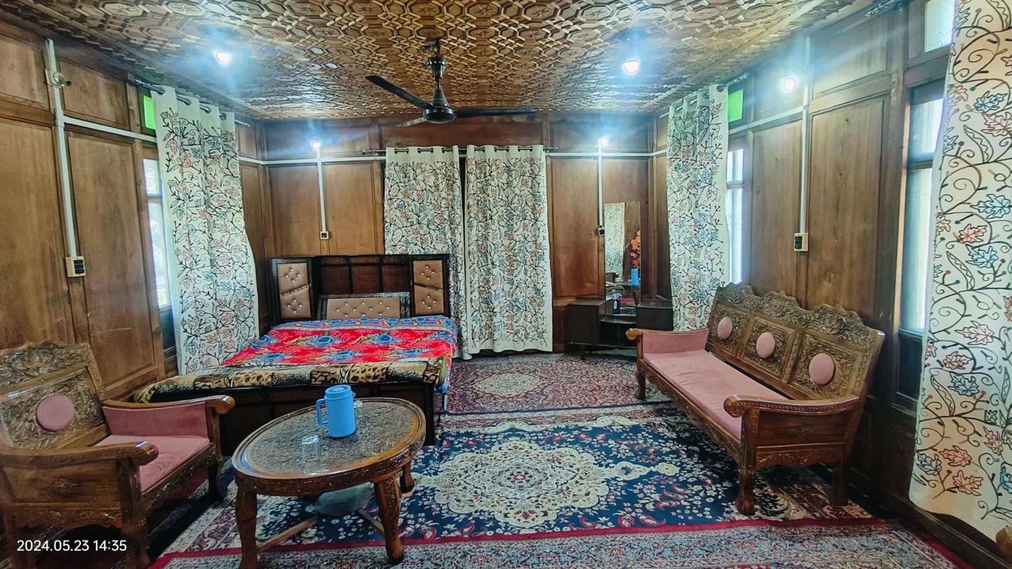 Houseboat Karima Palace Srinagar  Exterior photo
