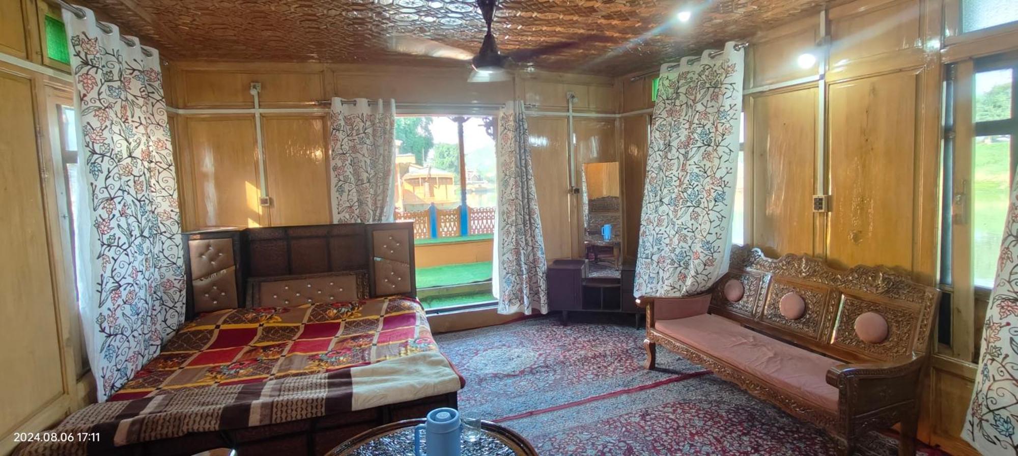 Houseboat Karima Palace Srinagar  Exterior photo